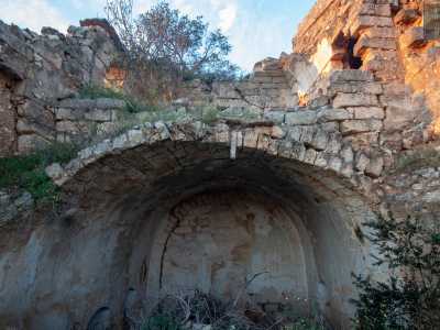 Nel 700, secondo lo storico Padre Daniele, funse da torre di avvistamento e nel secolo successivo venne invece abitato da alcune monache. Il piano inferiore � costituito da due stanze col soffitto a volta, separate da un muro...